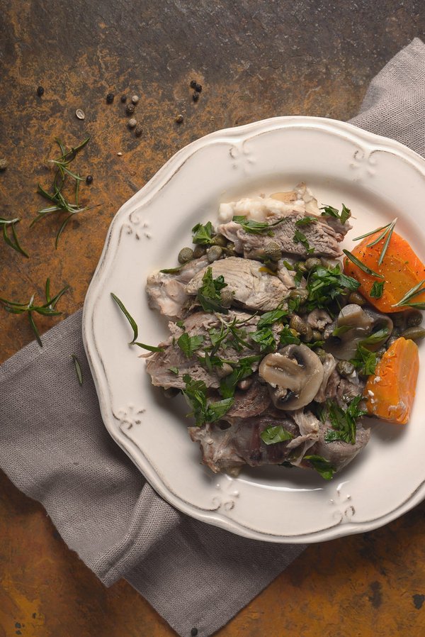 Quelles sont les techniques pour préparer une blanquette de veau onctueuse avec des légumes de saison?