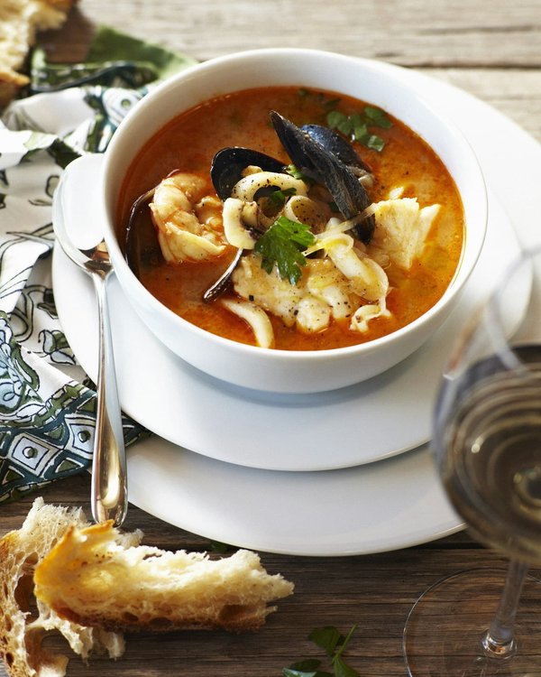 Quelles techniques pour préparer une bouillabaisse traditionnelle dans un restaurant de fruits de mer?